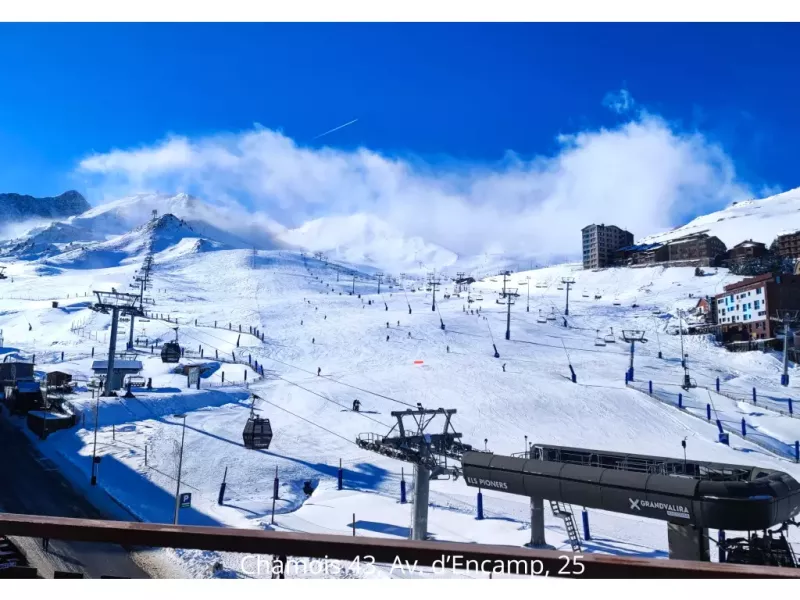 This bright studio with terrace has a wide view of the slopes. Reformed, it can accommodate up to 4 people and is fully equipped. HUT2-005745