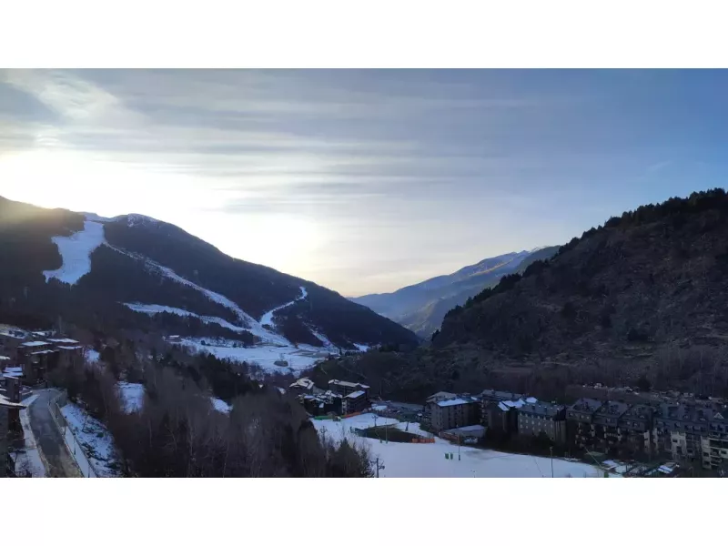 Located on the heights of Pleta de Soldeu, this apartment enjoys a view of the valley. Equipped for 4 people, you will also benefit from a covered and private parking space in the building as well as a ski locker. HUT2-006473