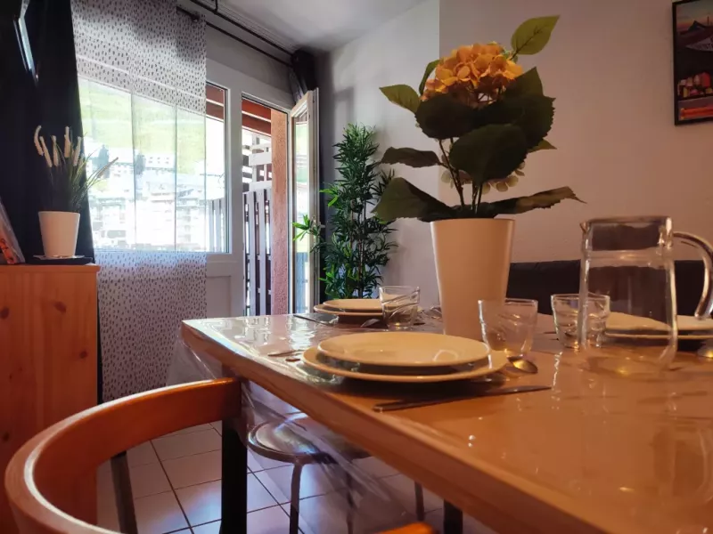 This studio with a balcony with a view of the slopes and the mountains can accommodate up to 4 people. It has a ski locker and is located in a quiet area of ​​the village with direct access to the slopes. HUT2-005806