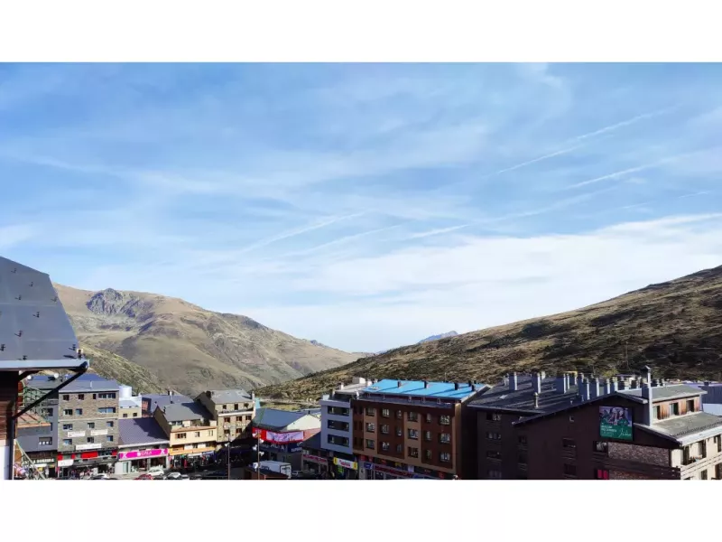 Magnificent duplex apartment, one bedroom, with a large mezzanine (minimum height of 2.40 meters), you will benefit from a large walk-in shower, ultra-complete equipment and a mountain view. Ideal for families, you can even enjoy a small library for children as well as games.Fully equipped apartment with separate bedroom at the foot of the slopes and with a ski locker. You will also have a TV in the bedroom. HUT2-007976