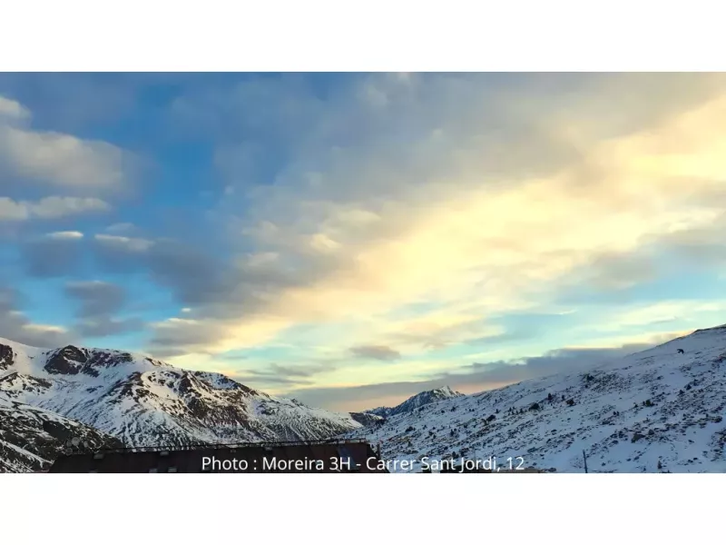 This one-bedroom apartment located in one of the quietest residential buildings has a wide mountain view from both the living room and the bedroom. Comfortable and well equipped, it will ideally accommodate a family of up to 4 people with all amenities. HUT2-007847